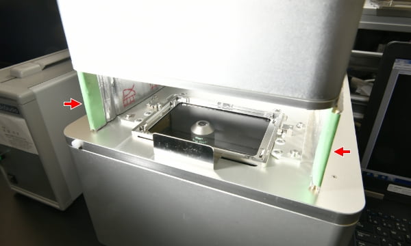 明所(インキュベータ外)での撮影条件をそろえるために、遮光カバー(矢印)を自作して追加設置